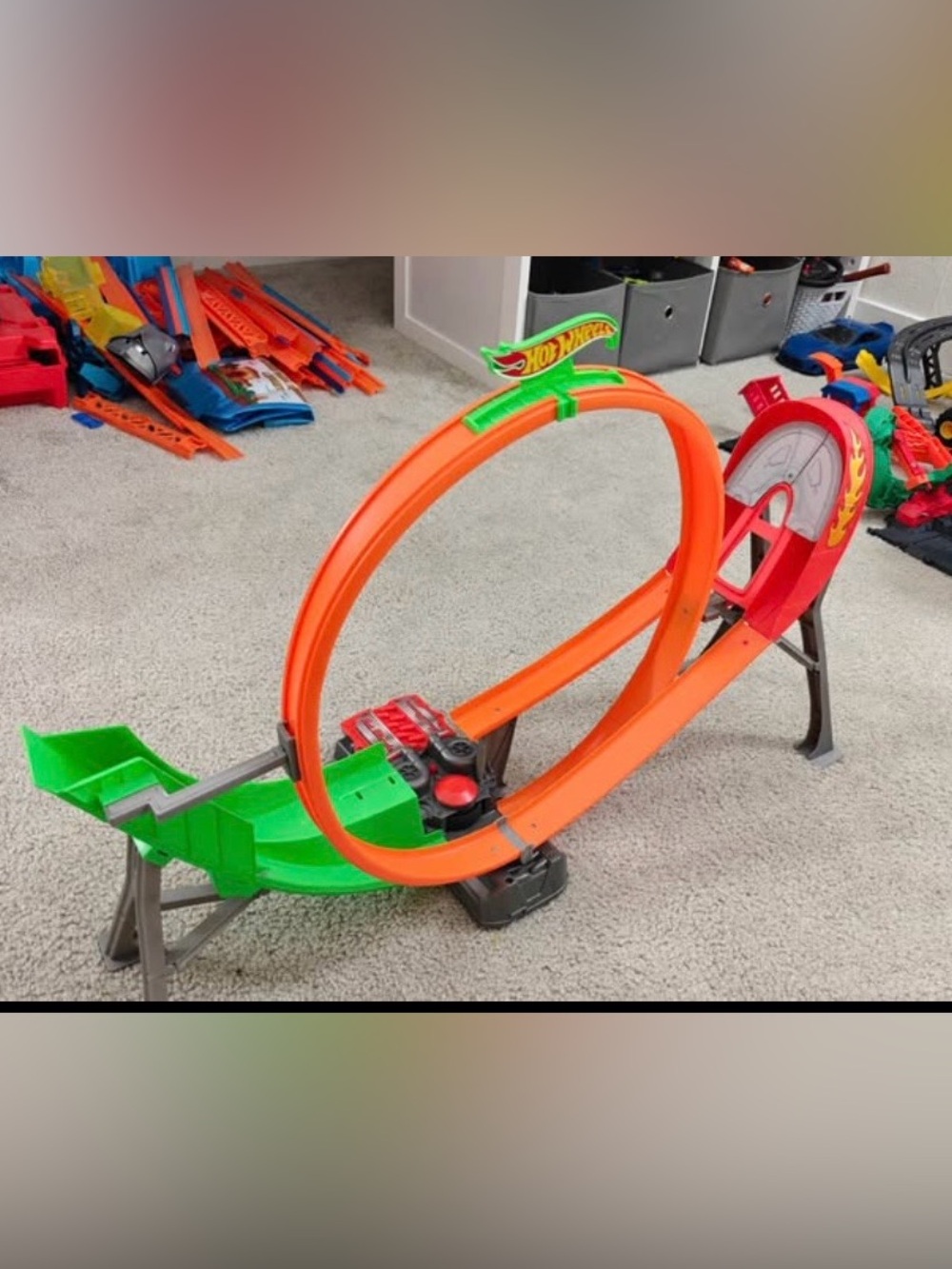 Hot Wheels Loop Track Set with buster
